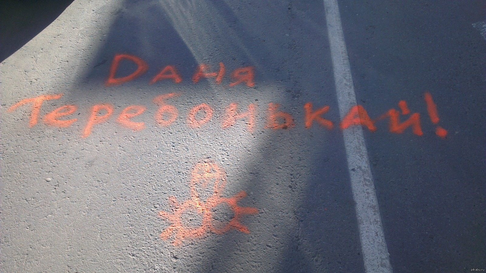 Рыжая сучка с мохнаткой сосет русскому хахалю болт на пикнике порно фото