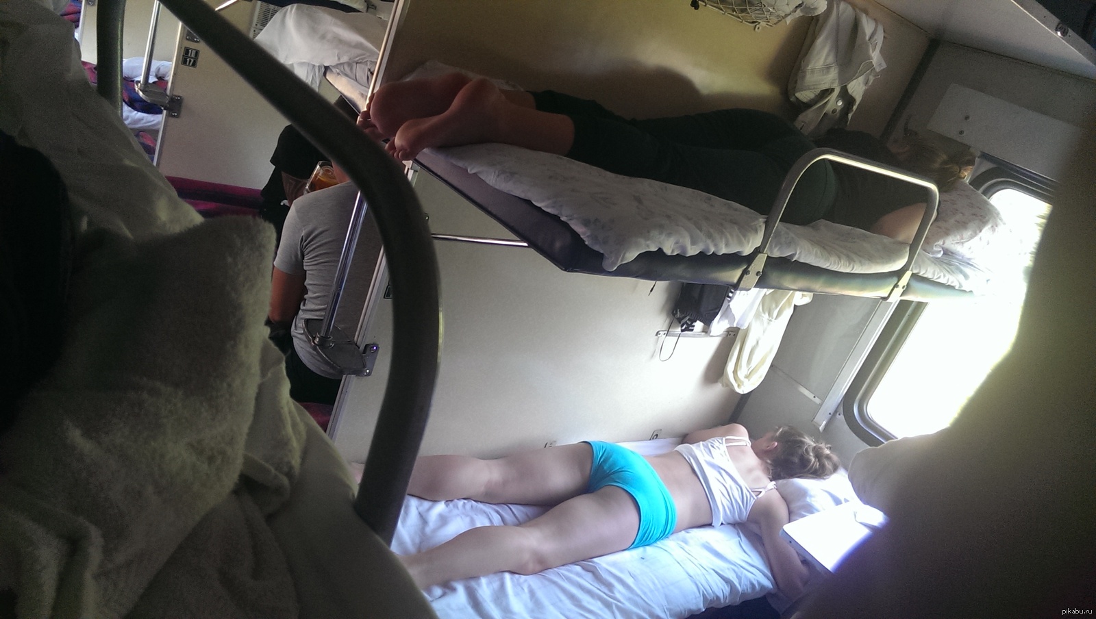 Встала раком для соседа в поезде и дала ему обкончать свою грудь
