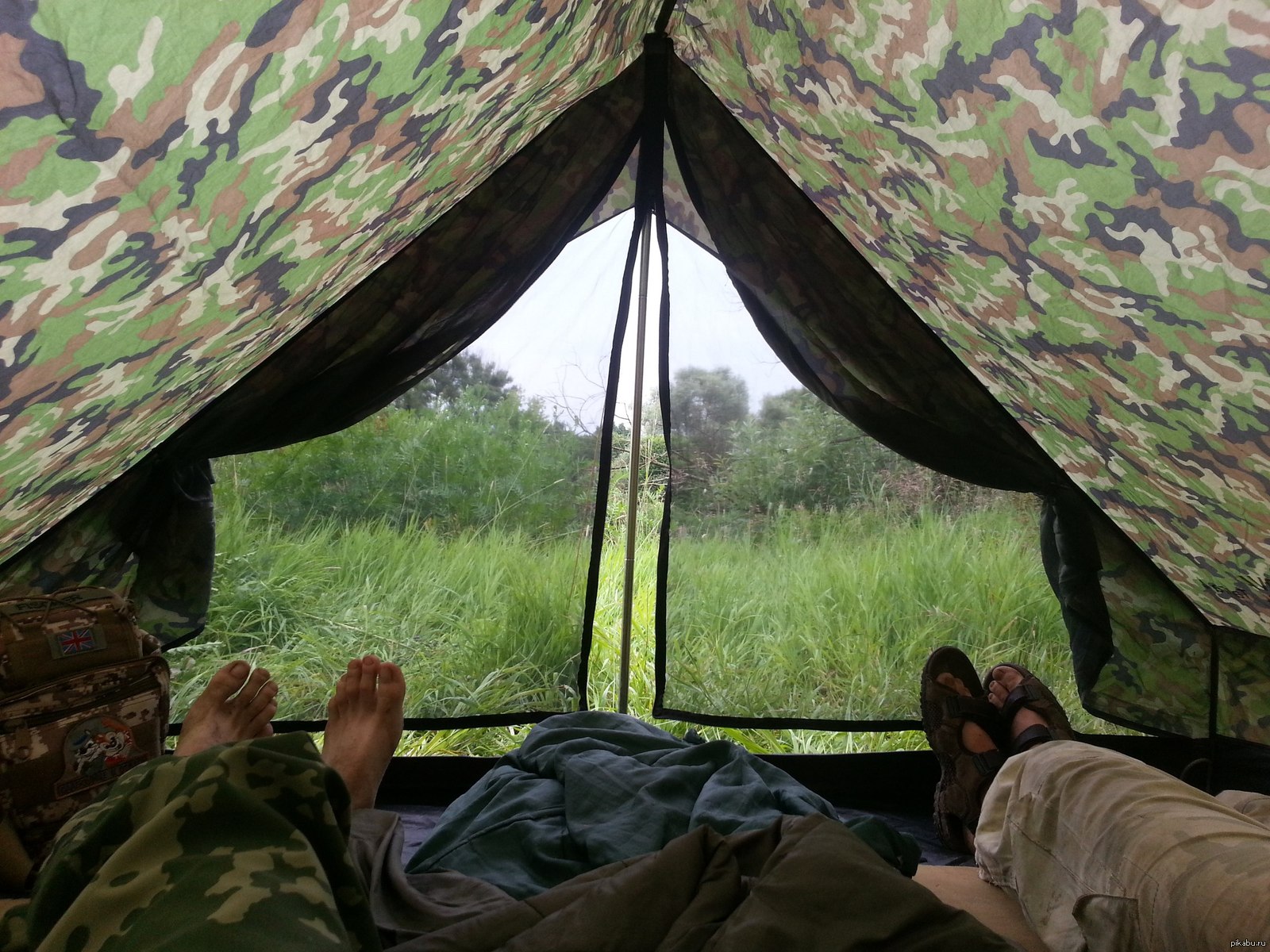 У девушки случается горячее порно с военным в палатке