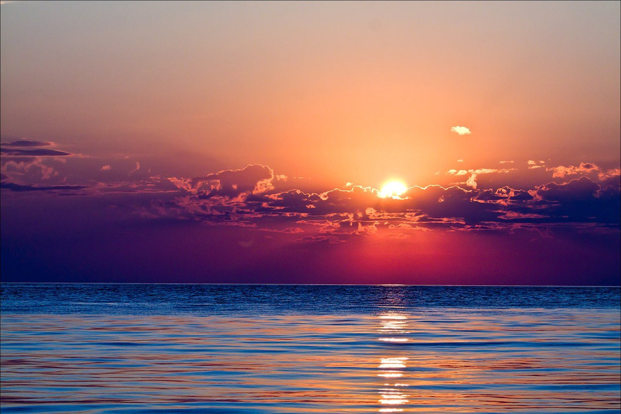 Розовый Восход солнца на море
