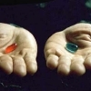 Прими красную таблетку. Матрица Морфеус 2 таблетки. Нео и Морфеус таблетки. Нео 2 таблетки. Морфеус красная и синяя таблетка.