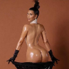 Kim Kardashian в студии показывает голый пердак намазанный маслом