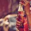 Колы друзей. Coca Cola девушка. Девушка с Кока колой. Девушка пьет Кока колу. Coca Cola фотосессия.