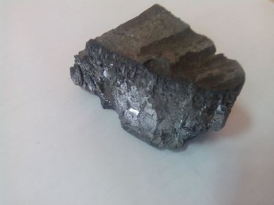 какой металл искрит об асфальт