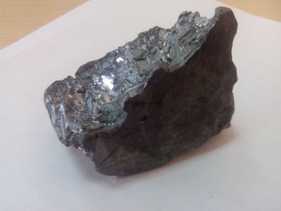 какой металл искрит об асфальт