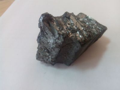 какой металл искрит об асфальт
