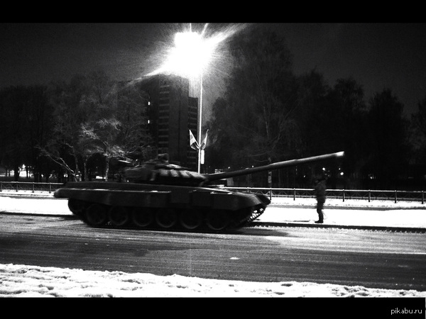 Ничего особенного, просто танк на улице города...