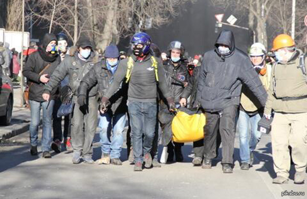 Бойцы Самообороны евакуируют раненого бойца внутренних войск