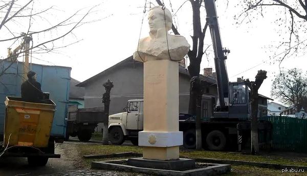 МИД России о сносе памятника Кутузову на Украине: Мы требуем остановить беспредел