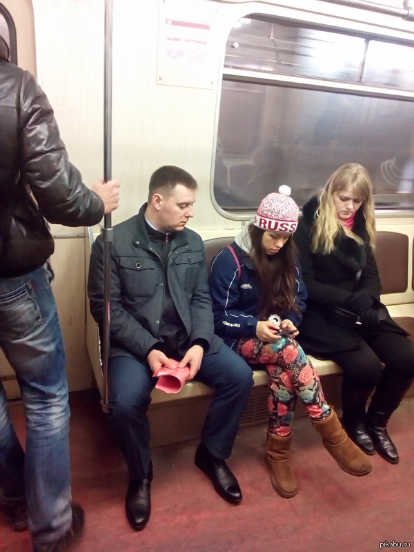 Все любят смотреть как кто-то играет. Игры сближают.