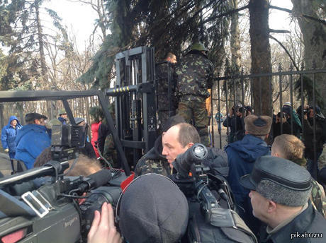 Верховная Рада. Вчера срезали звезду со шпиля, сегодня демонтируют забор вокруг здания.