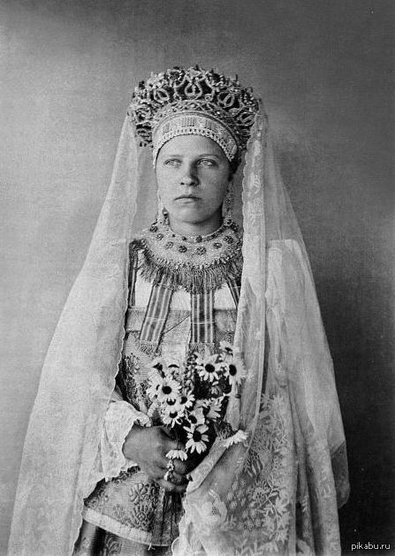 Невеста в головном уборе "коруне". Олонецкая губ., Фото неизв. автора, 1890-е