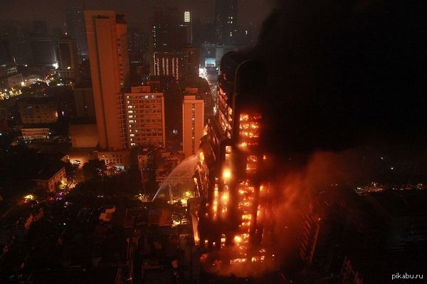 Просто китайские пожарные тушат китайский небоскреб, горящий в Китае. Листаем дальше