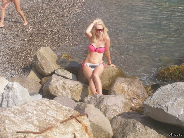 Девушка на каменном бережку.