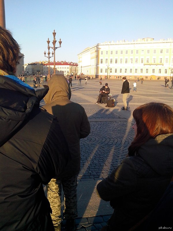 Вчера на Дворцовой парень пел песни Сплин,Кино,Агаты Кристи. В общем,порадовал. Молодец)))