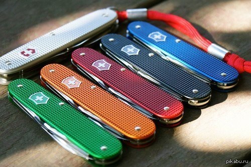 Разноцветные ножи Victorinox.