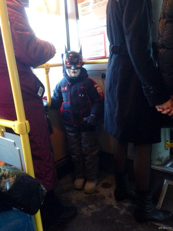 Опускается в сумерки город Я сижу, одинокий, на крыше. Я хранитель покоя народа Я герой, я летучая мышь.