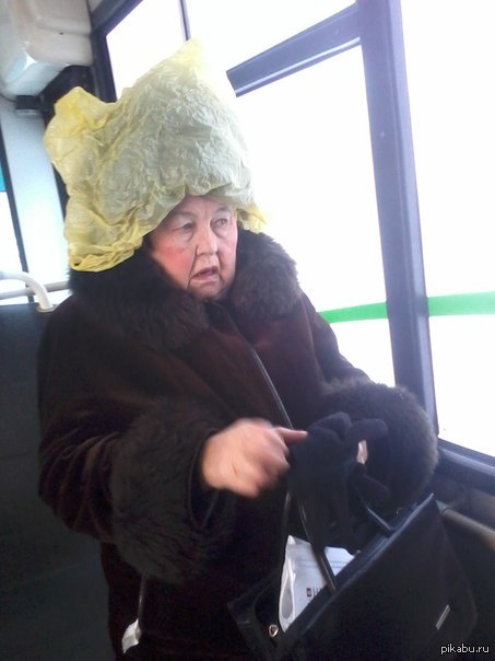 Тетка в автобусе. Шапка для бабушки. Бабушка в маршрутке. Бабуля в шапке. Бабка в шапке меховой.