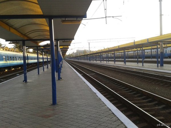 А вот так выглядит жд вокзал в Симферополе в разгар начала сезона.