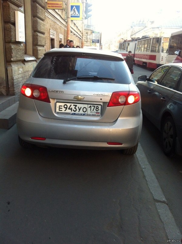 Один чудак на букву м , на кузнечном в Питере пробку объезжал.