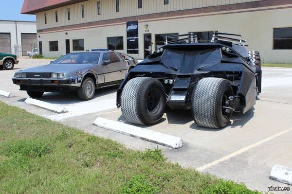 Думаю, Бэтмен и Док Браун работают вместе над чем-то неподалёку