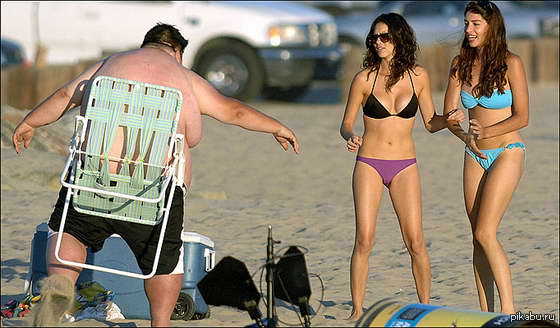 Парень нашел прикольную даму на пляже