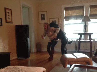 Пудель очень любит свою хозяйку