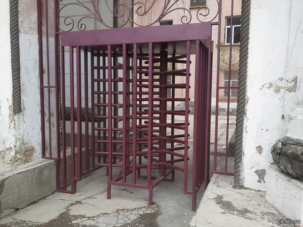 Вход в универ настораживает