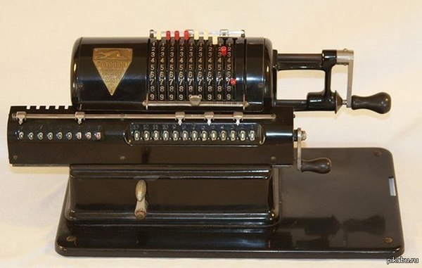Один из первых массовых калькуляторов Marchant XLA (1913 год).   К нему прилагалась отдельная инструкция на 130 страниц. Приспособлен для больших магазинов и закупался для продавцов больших универмагов и кассиров банковских учреждений.