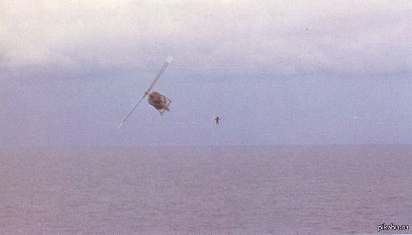 Пилот выпрыгнул в море из-за нехватки места на авианосце. Эвакуация американцев из Сайгона. 1975 год.