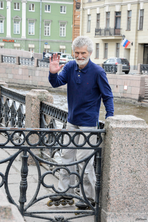 Славный дедуля на роликах