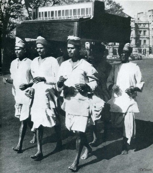 Bombay men demonstrate how easy it is to carry a piano. - Peekaboo, The photo, Interesting