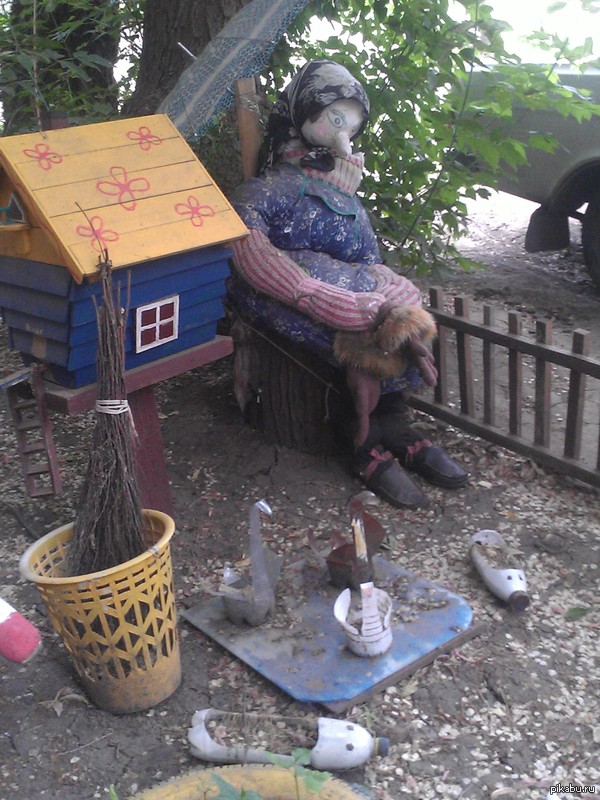 Дворы ужасов)) Утром испугалась, увидев эту бабушку)))