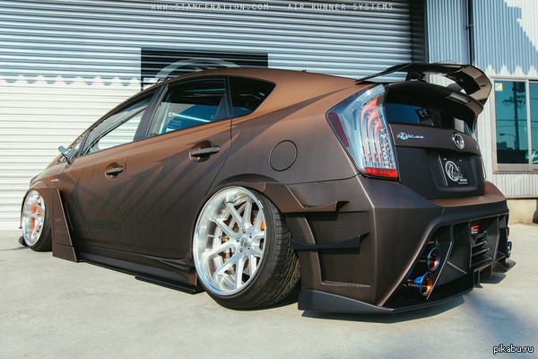 Это просто Toyota Prius....Листай дальше :D