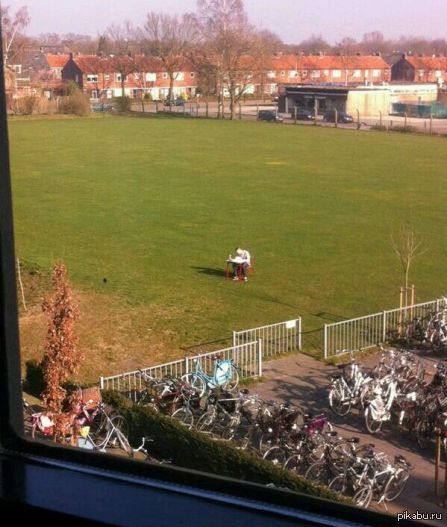 Его выгнали из класса и теперь он занимается так