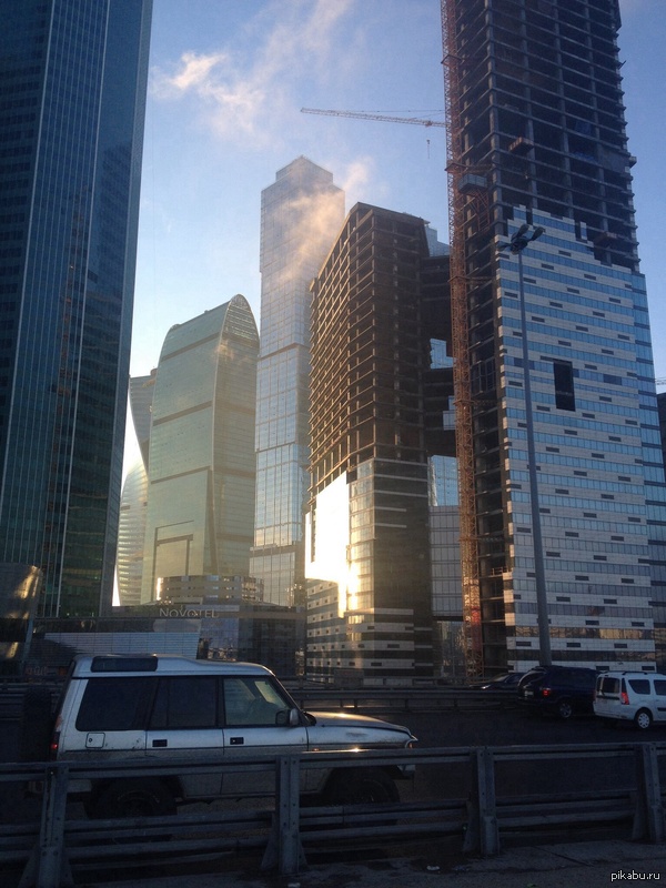Сфоткал, пока стоял в пробке. Московское утро.