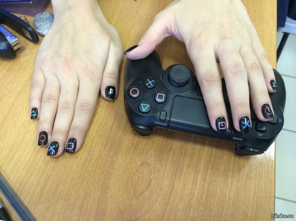 Маникюр PlayStation
