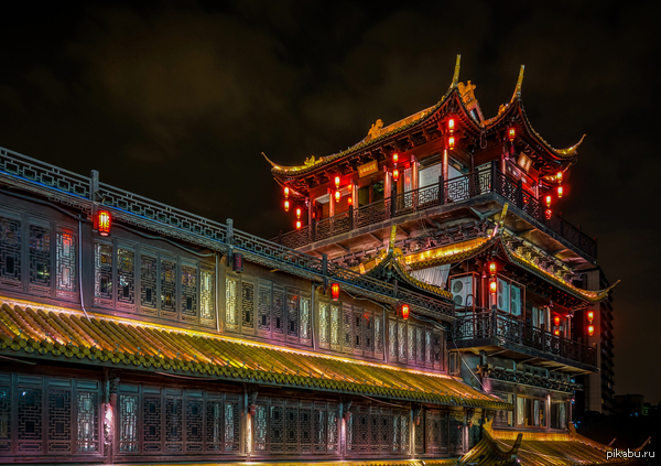 Мрачное местечко, но на самом деле, довольно таки не плохой ресторан-баржа, где на 20$ можно кушать, хоть весь день)