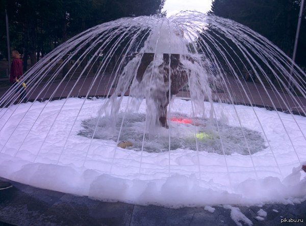 В Новосибирске кто-то вылил Fairy в фонтан)