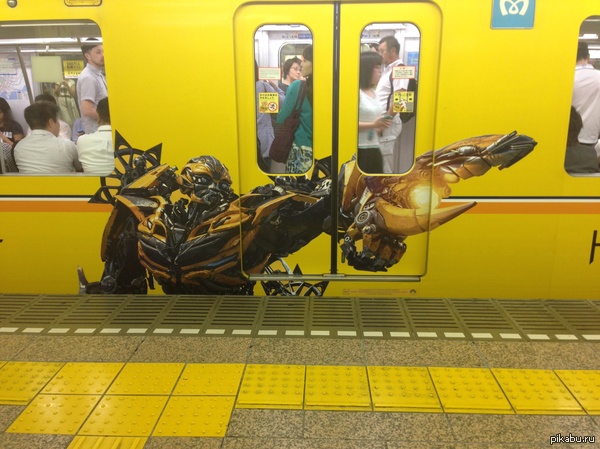 Бамблби в метро Токио. Всем фанатам посвящается!