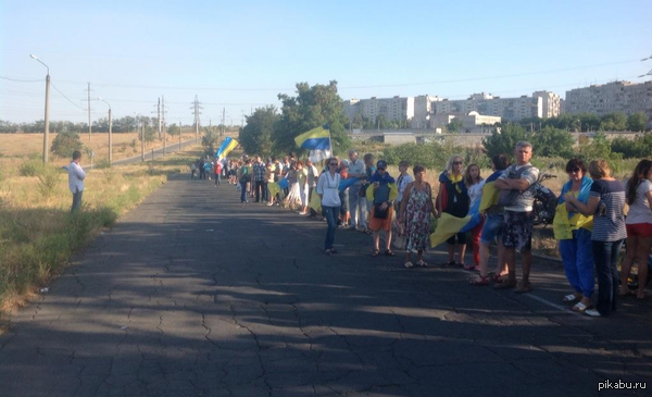 Мариуполь выходит "живым щитом", чтобы не пустить в город ополченцев