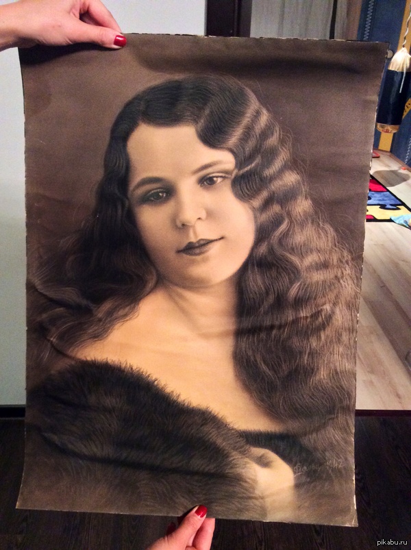 Это моя прабабушка Клеопатра в 19 лет подпись "фольдц 1942 год". Рисунок карандашом.