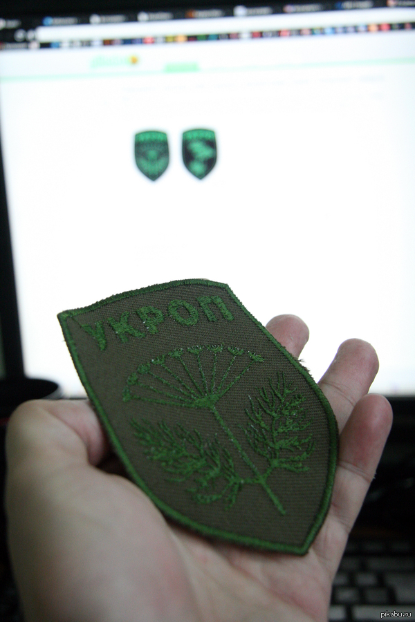      .    .   ?   <a href="http://pikabu.ru/story/poroshenko_priznal_sebya_ukropom_prezentovav_novyiy_quottotemnyiyquot_shevron_vsu_2643490">http://pikabu.ru/story/_2643490</a>