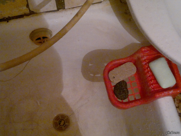 I was in the shower today and saw this... - My, Bathroom, Horror, Shadow from the soap dish