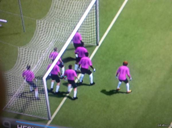 Игра заглючила и полевые игроки стали вратарями.