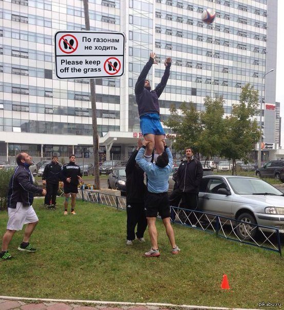 Сборная уругвая тренеруется около красноярского отеля..