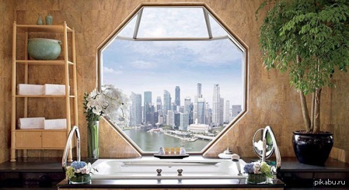 Вид на Сингапур из ванной номера в отеле Ritz-Carlton.