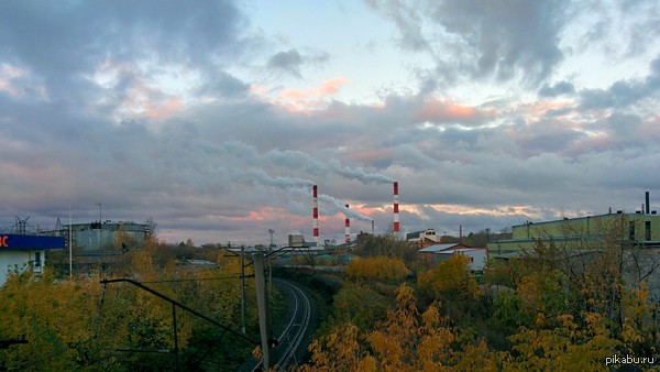 Трубы Уральского завода тяжёлого машиностроения на рассвете.