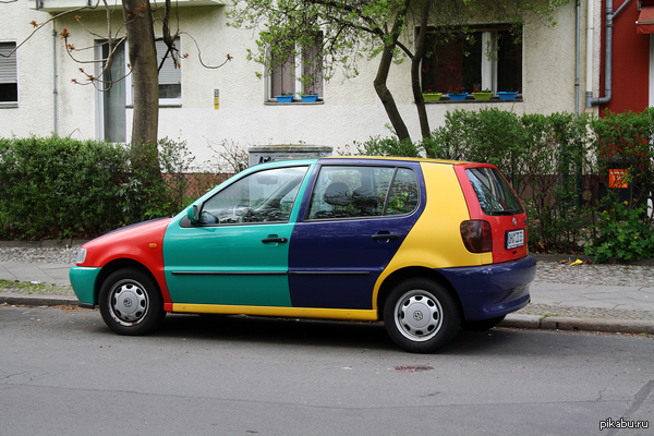 Редкие авто? VW Polo Harlekin (Арлекин). Один из ограниченной серии. Попался на одной из улочек в Берлине.