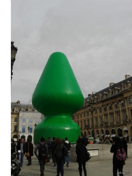 Your attention is presented to the minimalist Christmas tree, installed now in Paris - Christmas, New Year